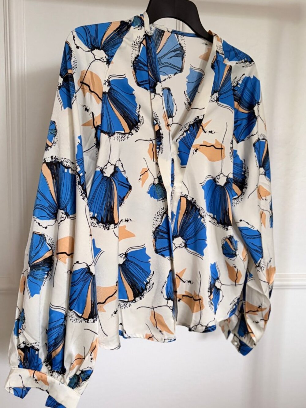 NWOT Blue Floral V-Neck Blouse Medium never worn